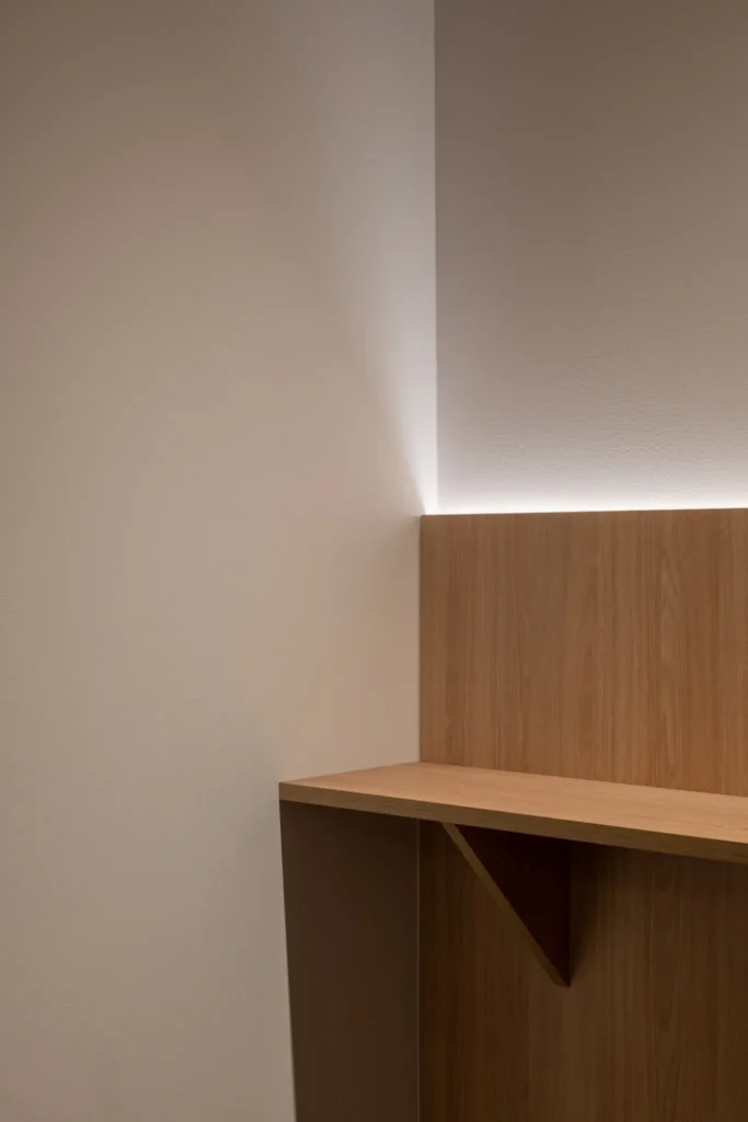 esquina de escritorio iluminada con paneles de madera