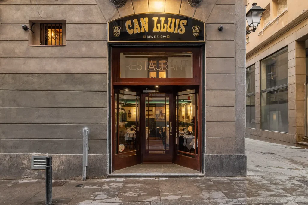 fachada del restaurante can lluis en calle empedrada