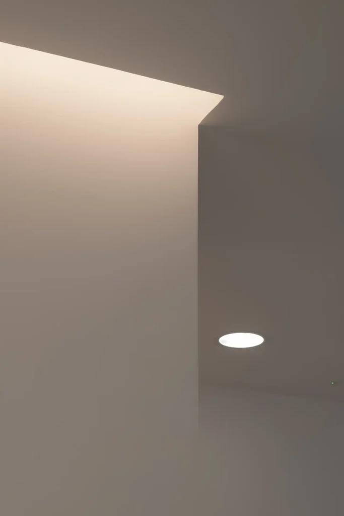 iluminacon ambiental en techo de espacio interior moderno