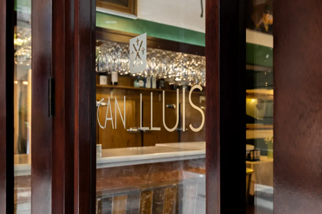 puerta de cristal con logotipo del restaurante can lluis