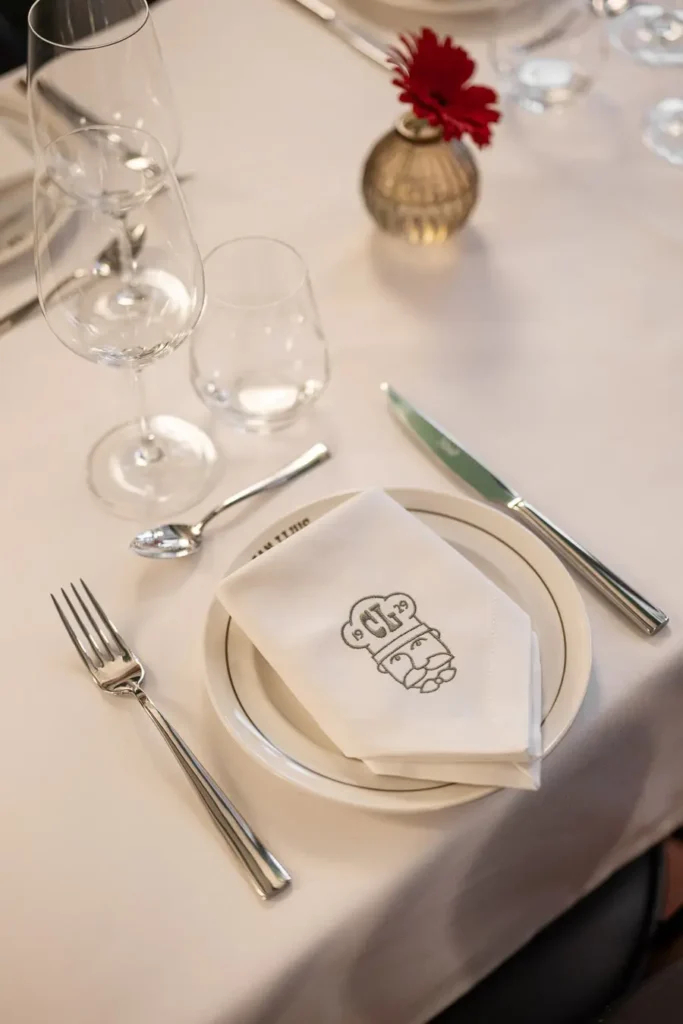 vista del comedor con mesas blancas y espejo dorado