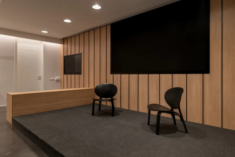 Fotografía de oficinas tras una reforma: cómo mostrar un espacio de trabajo bien diseñado