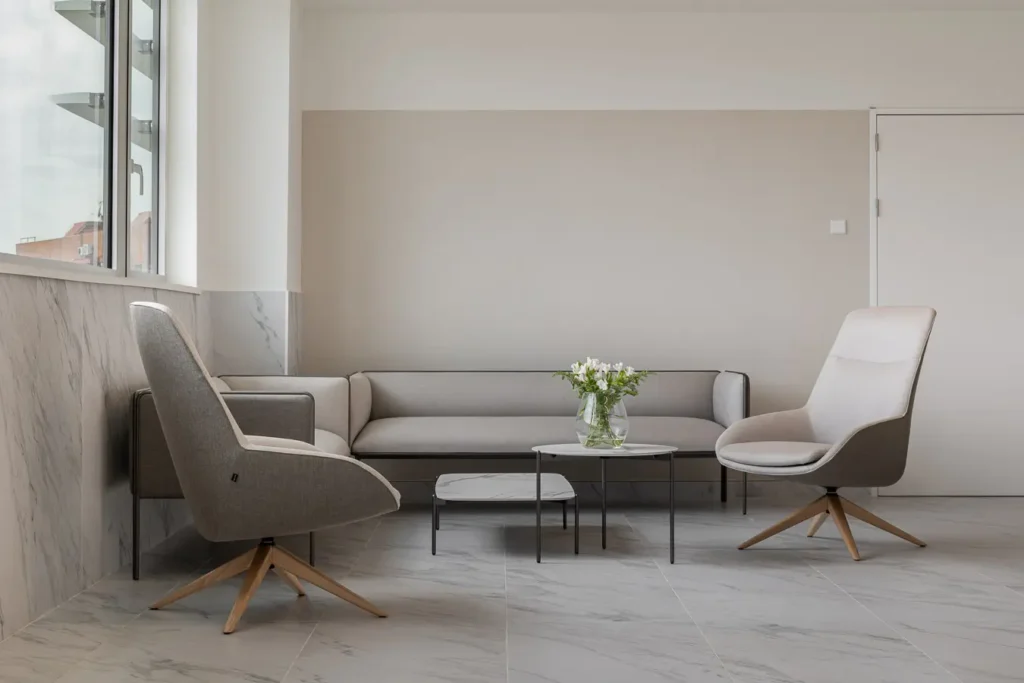 area descanso hospital sillones sofa mesa central