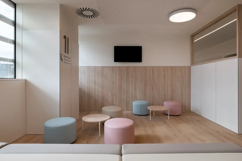 area espera infantil con mobiliario suave y diseno calido