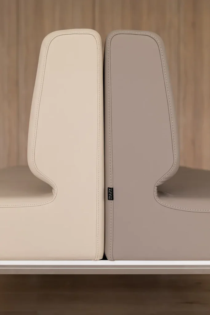detalle respaldos sillones tapizados en tonos neutros