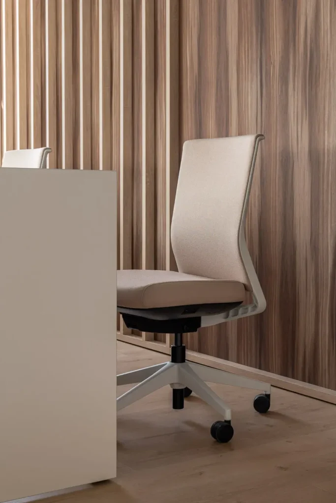 detalle silla oficina tapizada base ruedas pared madera