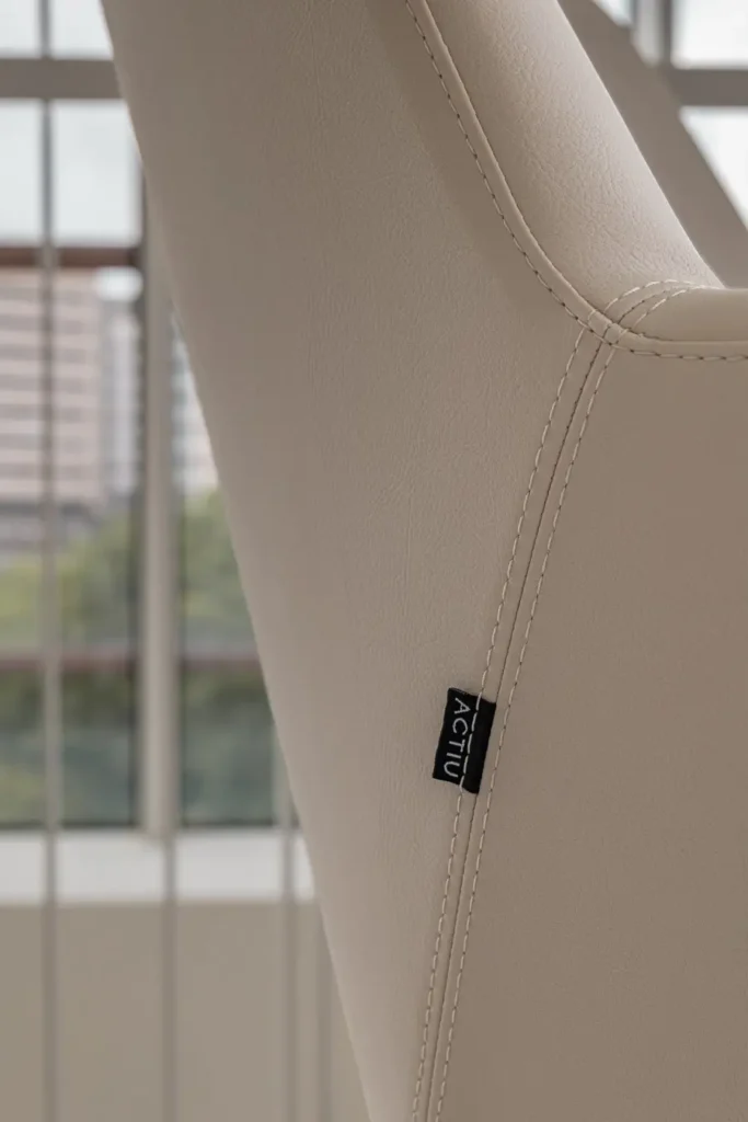 detalle sillon tapizado beige con costuras en sala de espera