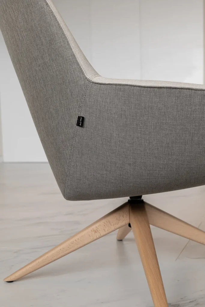 detalle sillon tapizado gris base madera