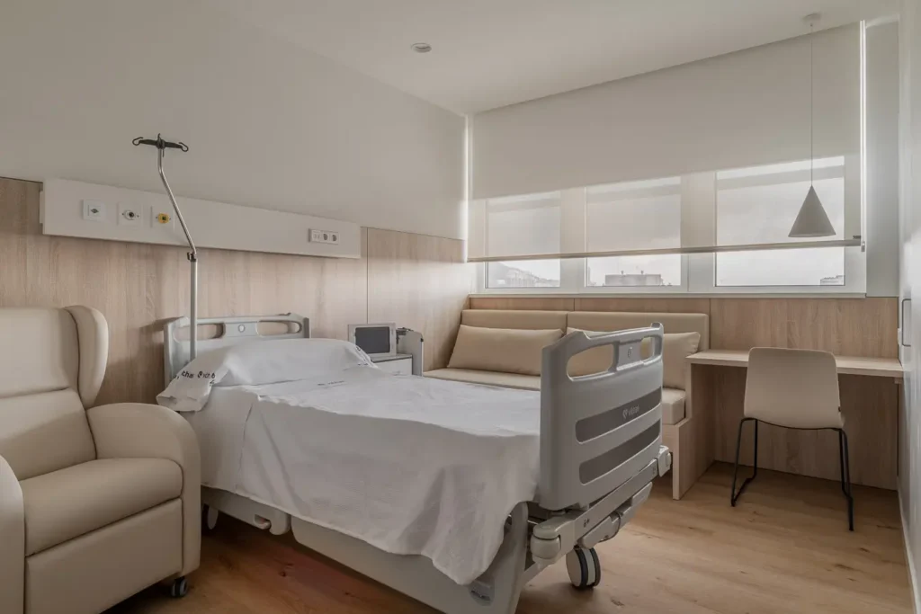 habitacion hospital privada con cama articulada y luz natural