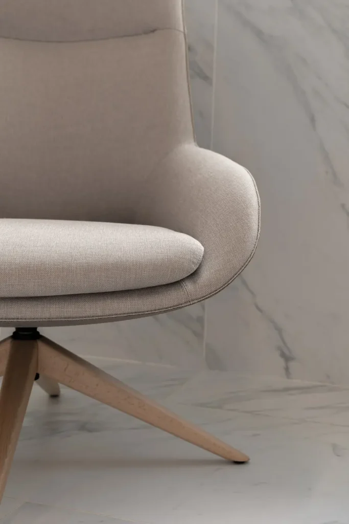 primer plano sillon moderno tela neutra