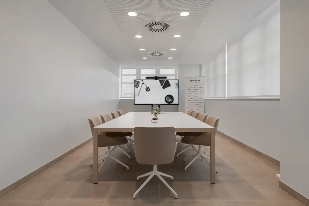 sala reuniones hospital mesa larga pantalla