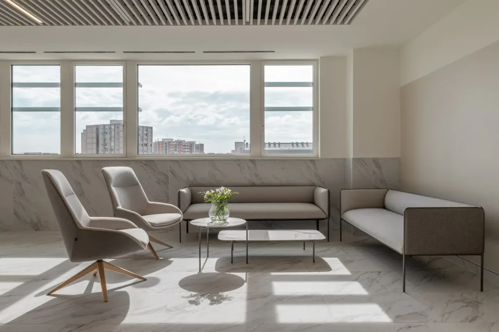 zona estar hospital sofas mesa marmol