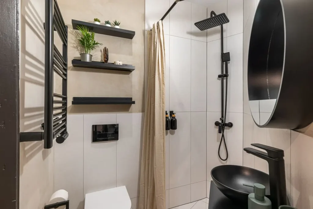 bano moderno con ducha negra y estantes minimalistas