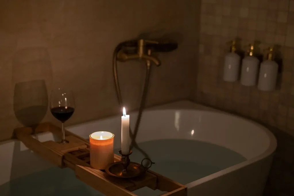 bano relajante con velas encendidas bañera y copa de vino