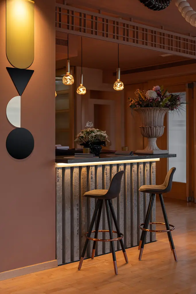 barra cocina diseno taburetes lamparas colgantes ambiente calido