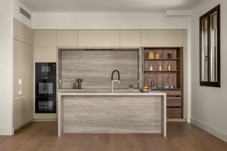 cocina minimalista con isla de piedra y estanteria de madera