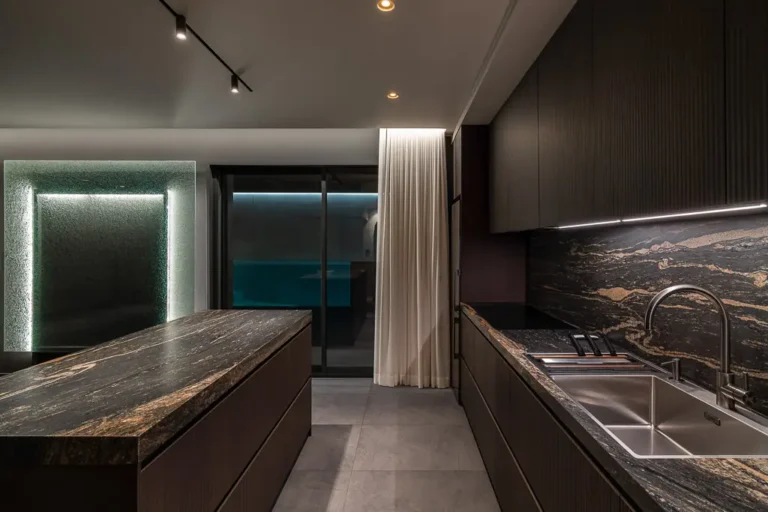 cocina moderna oscura encimera piedra iluminacion ambiental