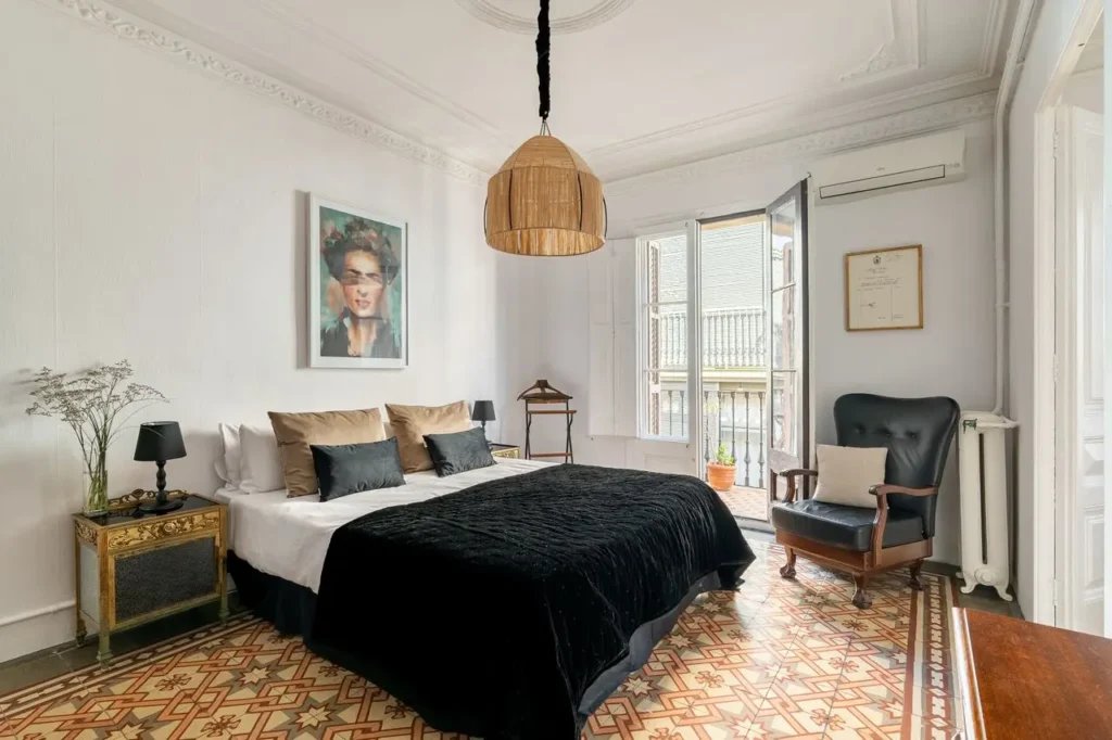 dormitorio clasico con balcon suelo hidraulico y sillon vintage