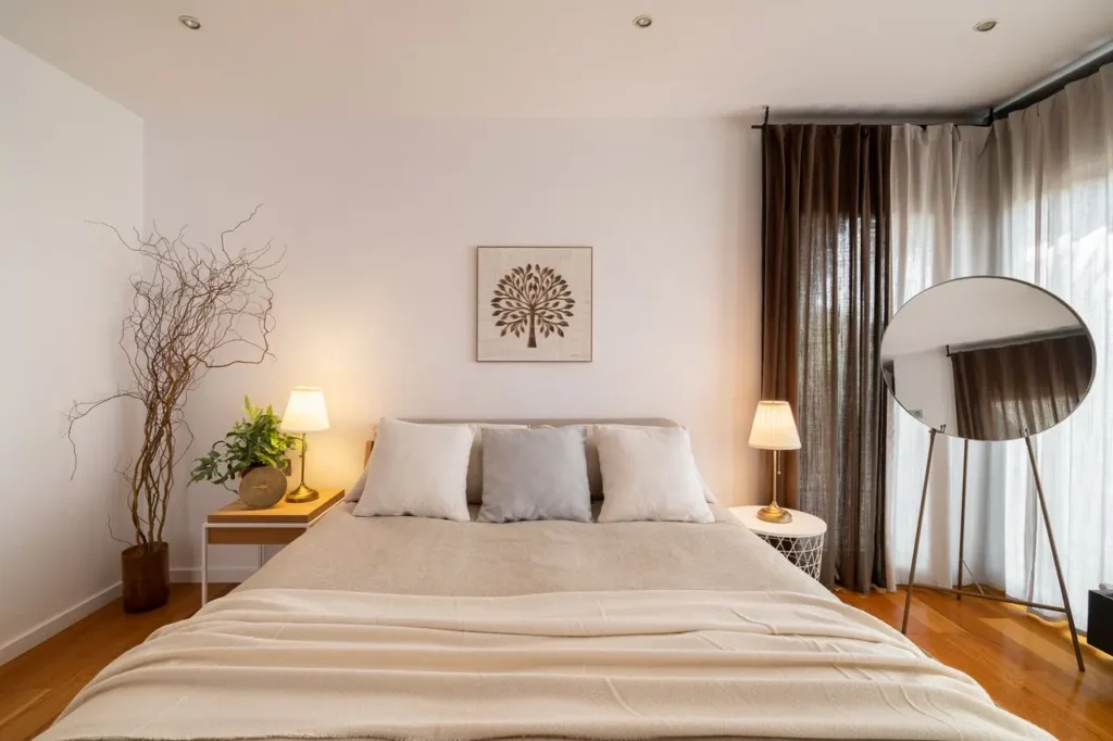dormitorio elegante con cama grande lamparas y espejo de pie
