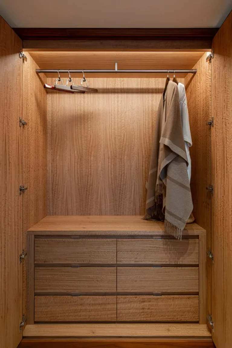 armario madera interior organizacion cajones colgador