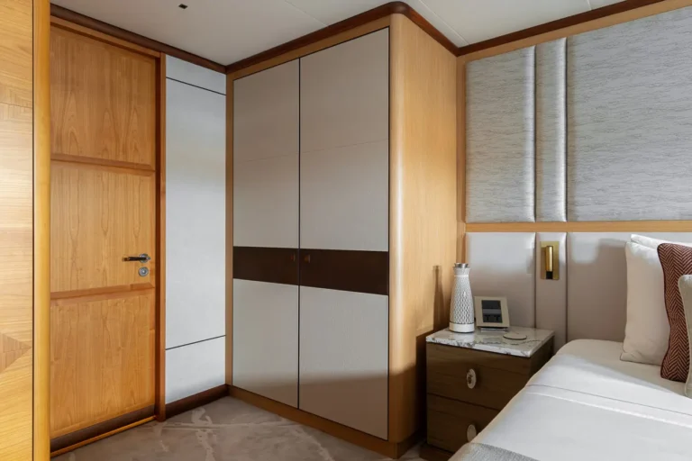 armario y mesilla de noche en dormitorio con acabados de madera