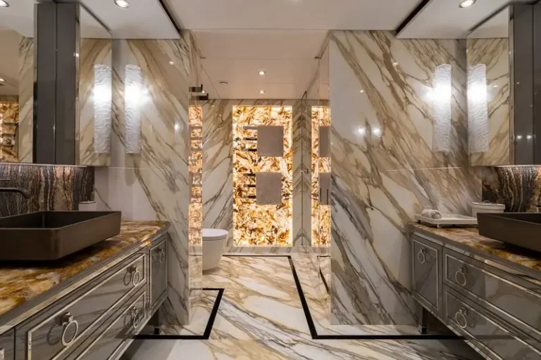 bano de lujo con marmol ducha iluminada y doble lavabo