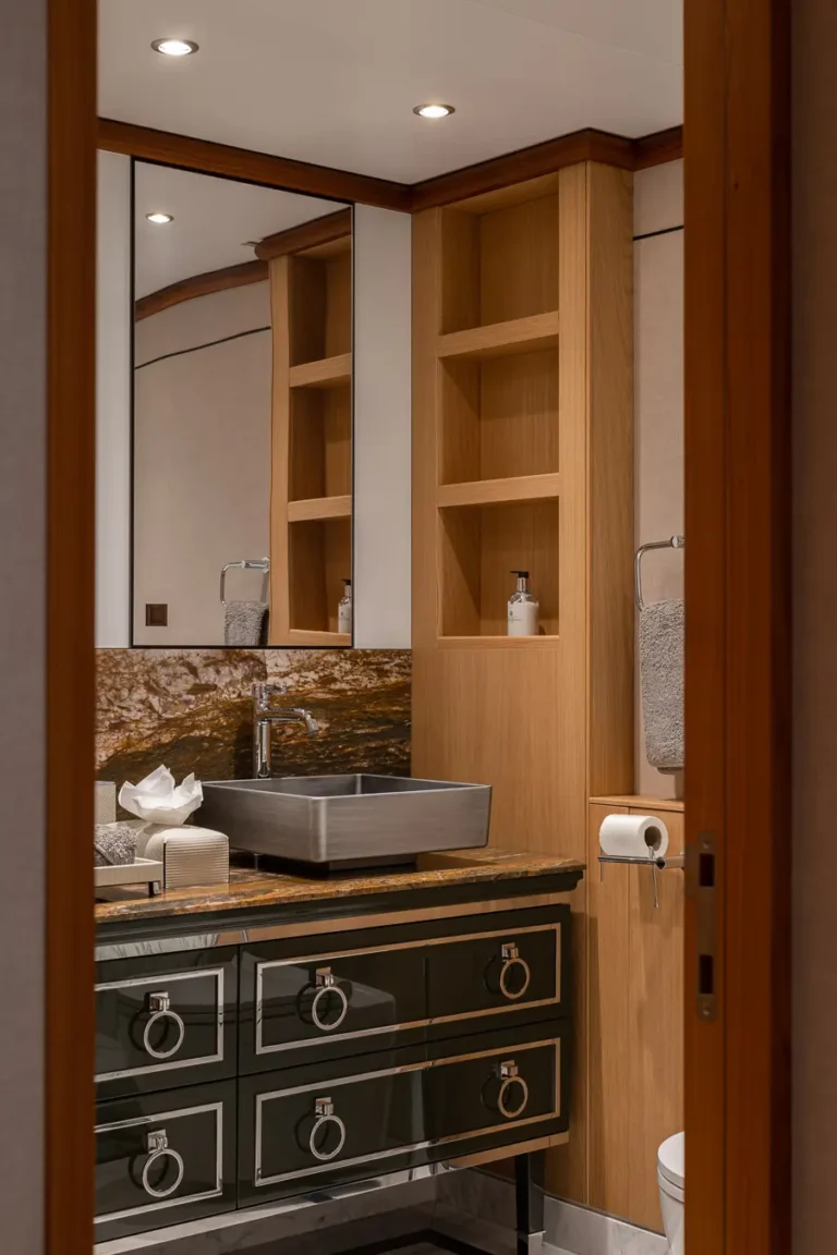 bano elegante con lavabo sobre encimera y mueble negro brillante