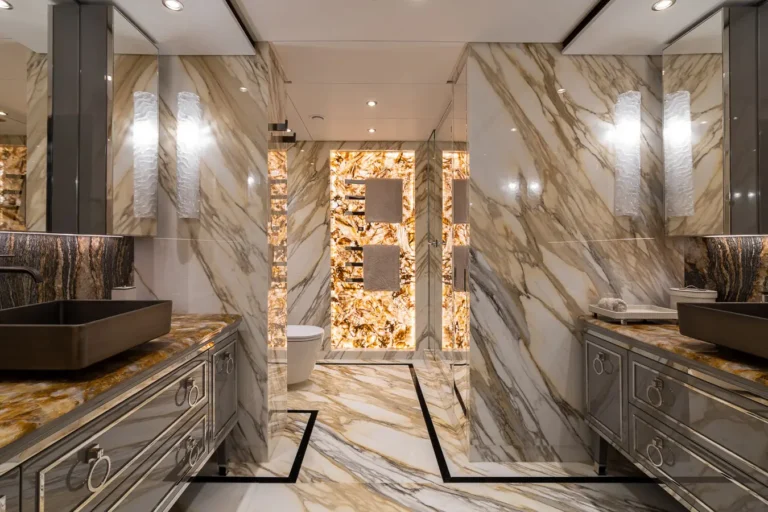 bano lujoso marmol ducha iluminacion ambiente doble lavabo