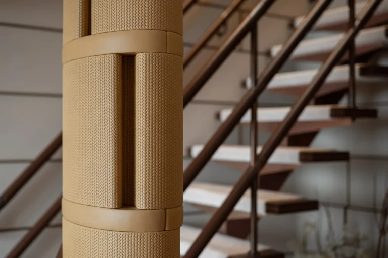 columna decorativa textil escalera moderna interior