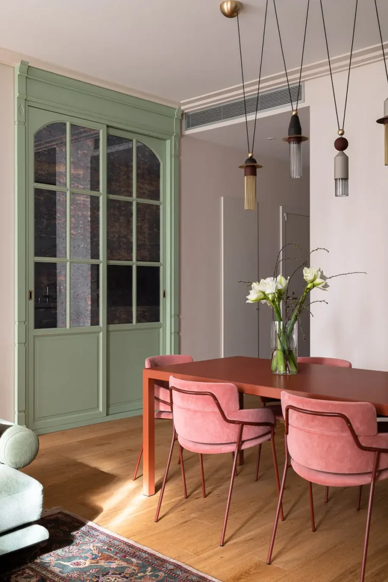 detalle de comedor con puertas de vidrio y lámparas colgantes