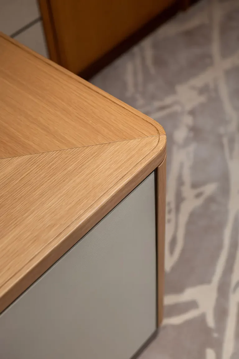 detalle de esquina redondeada de mueble con acabado en madera