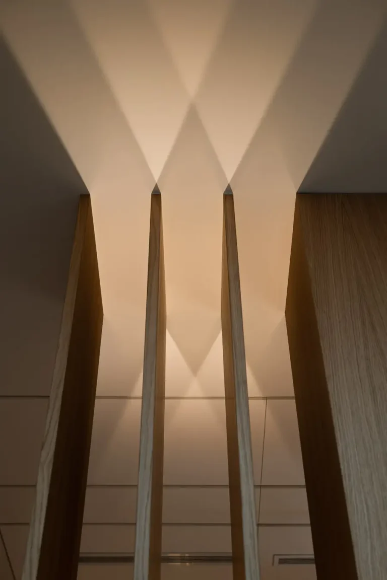 detalle de iluminacion en suelo y paneles de madera verticales