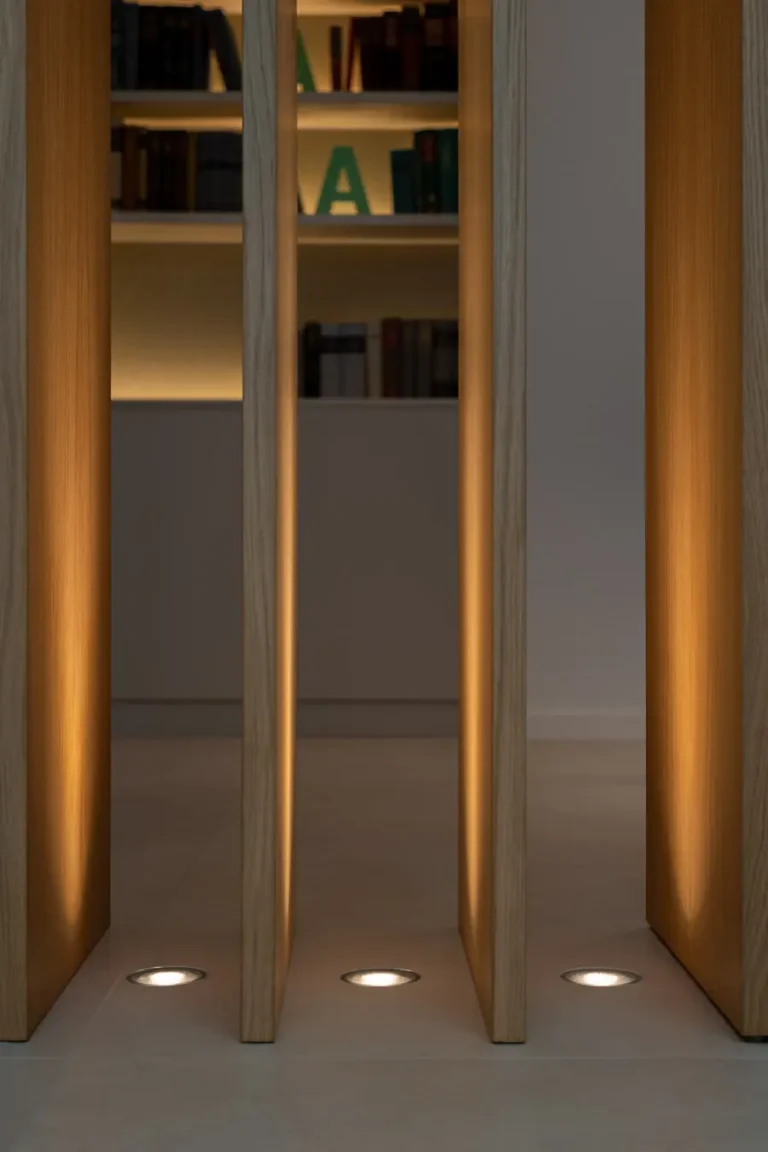 detalle de puerta de madera y vidrio con lineas diagonales