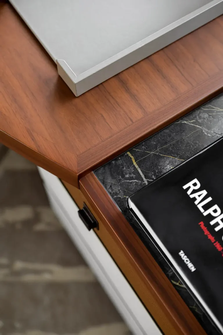 detalle escritorio madera superficie cuero y marmol libro