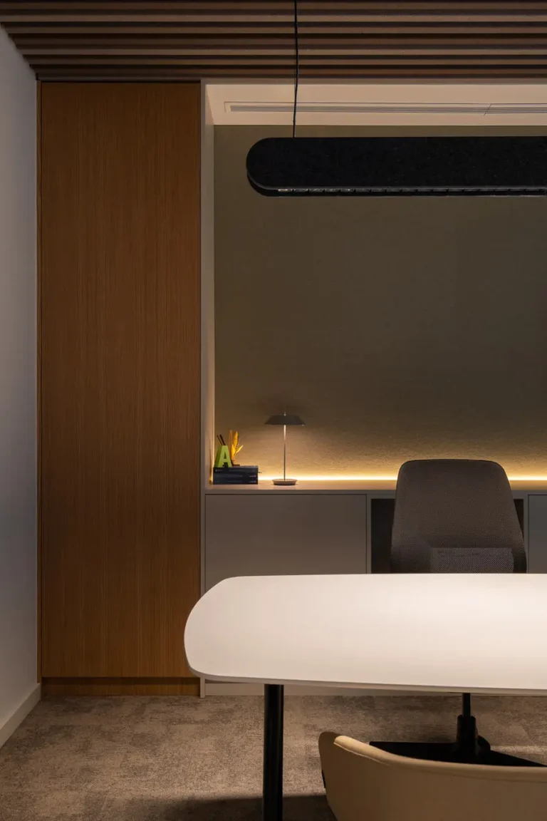 detalle escritorio moderno con lampara y luz indirecta