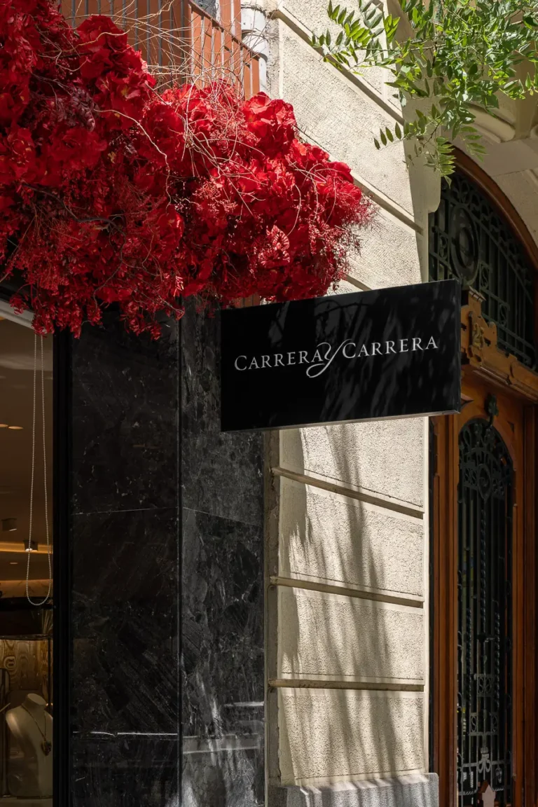 detalle letrero carrera y carrera fachada marmol negro flores rojas
