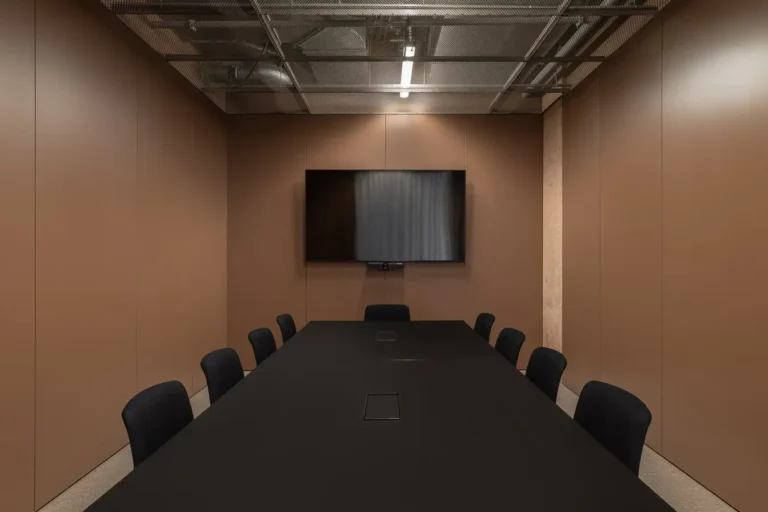 detalle sala reuniones mesa negra sillas tapizadas