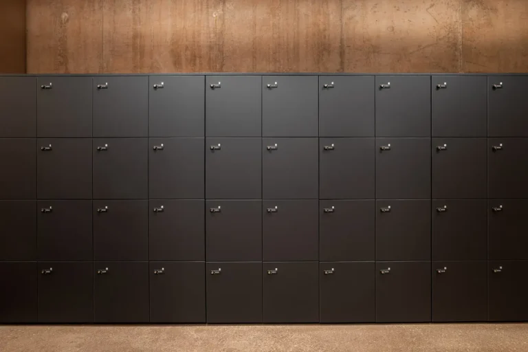 detalle taquillas modulares negras pared hormigon