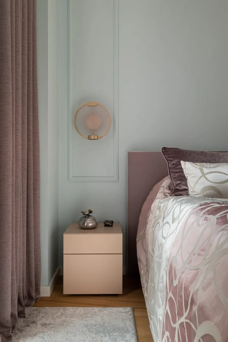 dormitorio elegante con mesita de noche y lámpara de pared