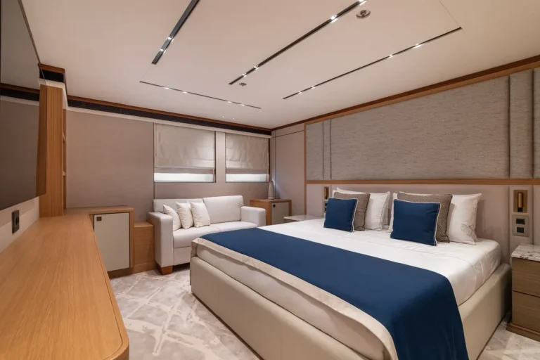 dormitorio lujo con cama grande sofa y decoracion moderna