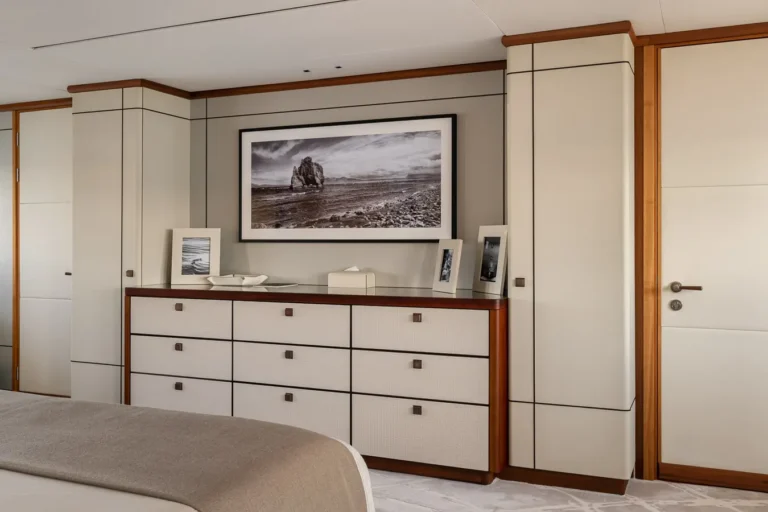 dormitorio lujo mueble cajonera madera decoracion cuadro