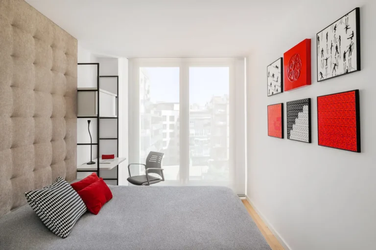 dormitorio moderno cabecero acolchado rojo