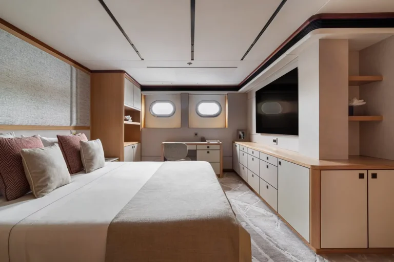 dormitorio moderno con cama grande escritorio y tv integrado