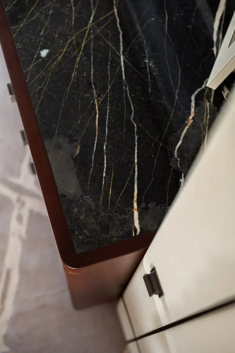 encimera marmol negro vetas doradas mueble madera