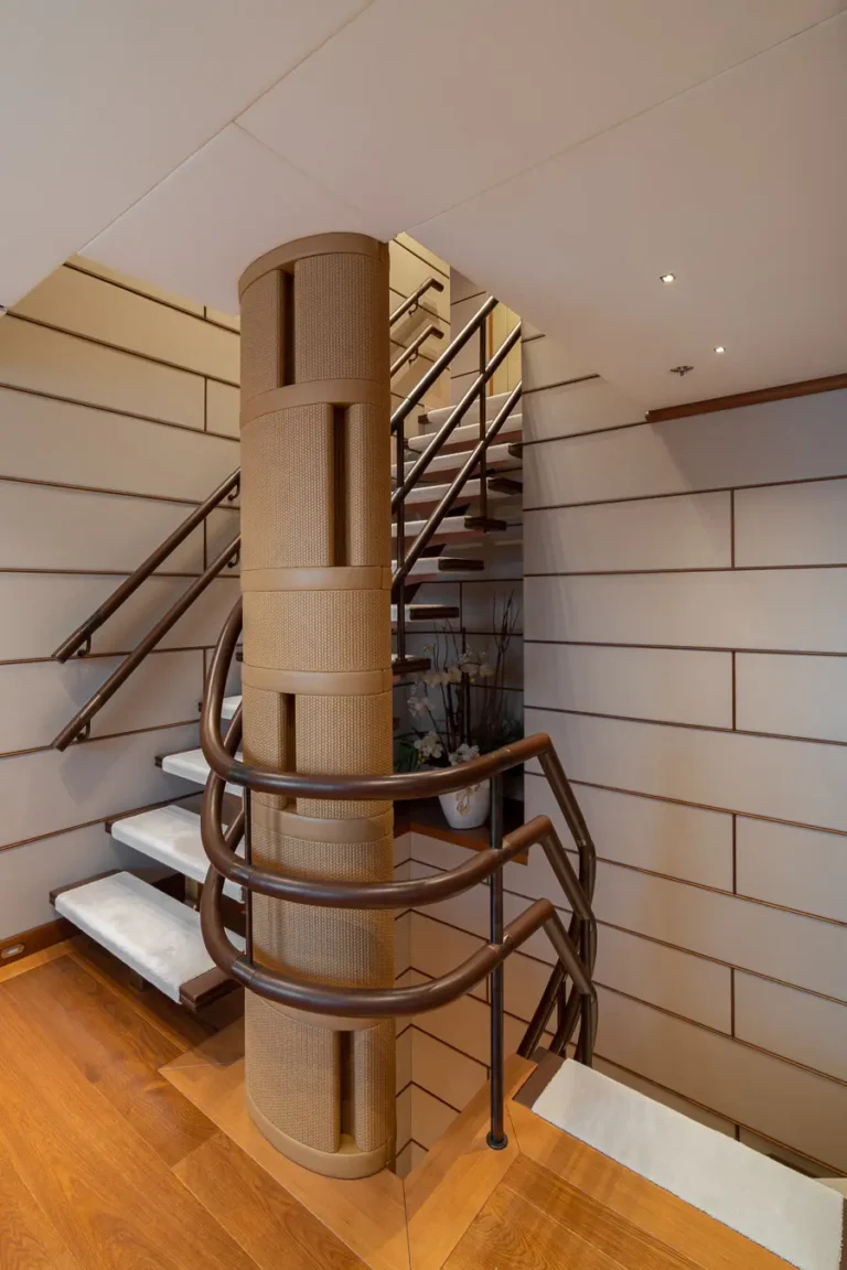 escalera interior lujo barandilla curva madera iluminacion
