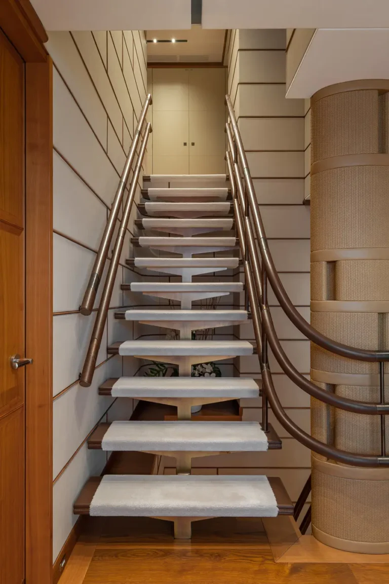 escalera moderna peldaños tapizados barandilla metalica