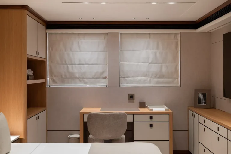 escritorio moderno con cajones y ventanas con estores