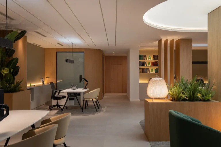 espacio de trabajo moderno con desk y sillas tapizadas