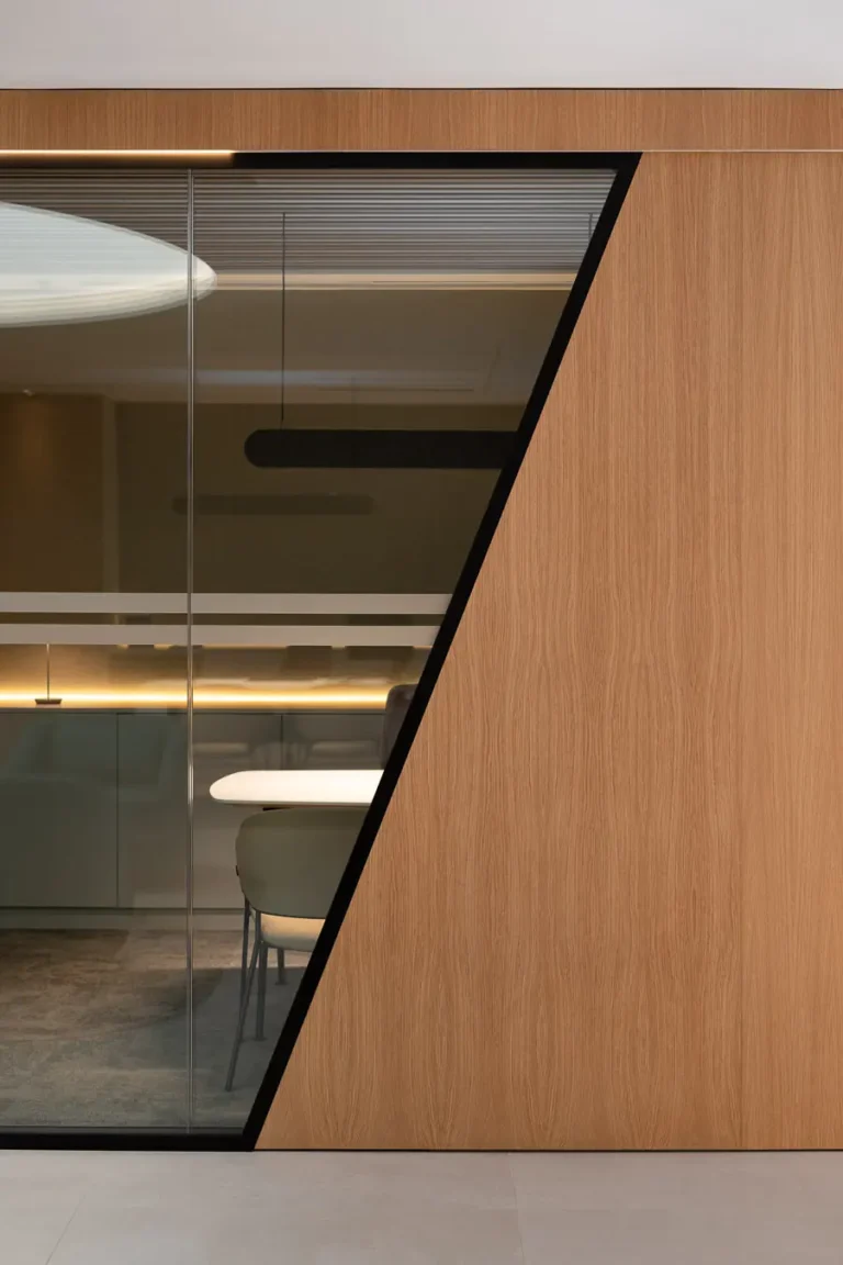 espacio moderno con columnas de madera y oficina al fondo