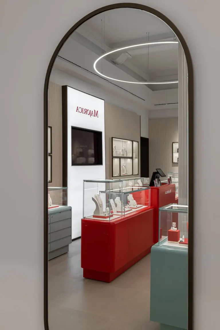 espejo reflejo tienda joyeria mostrador rojo detalle